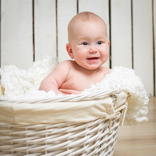 Baby in wicker basket — Stock Photo, Image