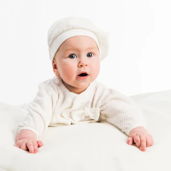 Menina bebê em boné branco — Fotografia de Stock