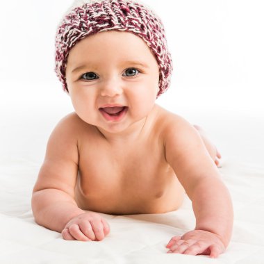 Kahverengi şapkalı kız bebek