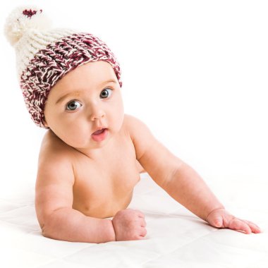 Kahverengi şapkalı kız bebek