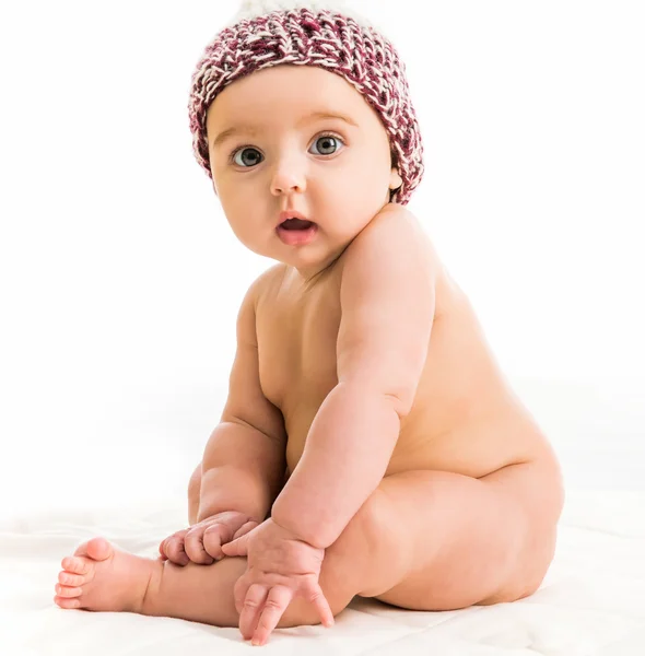 Bébé fille en chapeau brun — Photo