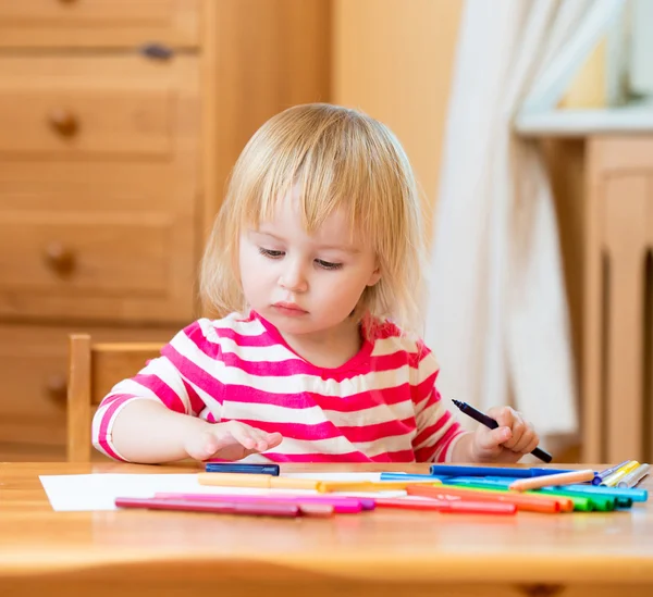 Menina bonito desenha canetas de feltro-ponta — Fotografia de Stock