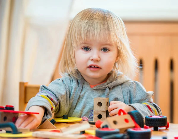 Roztomilá dívka si hraje s konstruktor — Stock fotografie