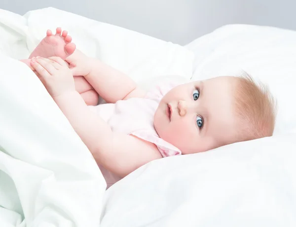 Bebê brincando com seus pés — Fotografia de Stock