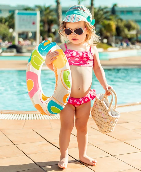 Schattig meisje in de buurt van het zwembad — Stockfoto