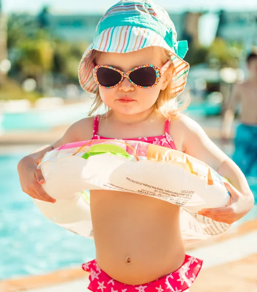 Schattig meisje in de buurt van het zwembad — Stockfoto