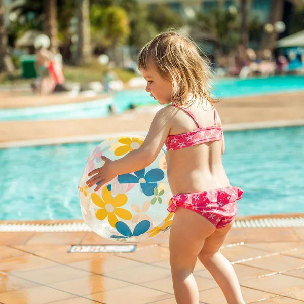 Kleines Mädchen in der Nähe des Pools — Stockfoto