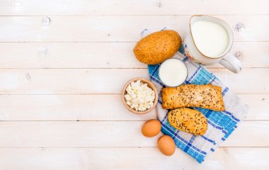 Peynir, süt, ekmek ve yumurta kahvaltı