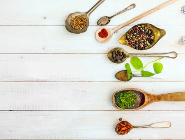 Otlar ve baharatlar ile kaşık
