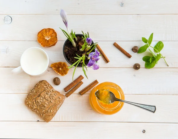 Leche, pan de trigo y mermelada de naranja —  Fotos de Stock