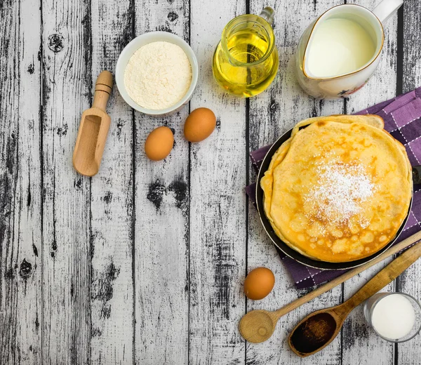 Pila di frittelle e ingredienti — Foto Stock