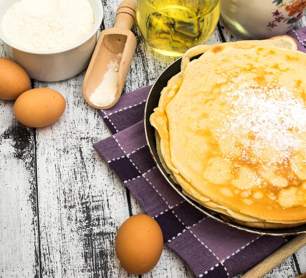 Bunt pannkakor och ingredienser — Stockfoto