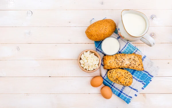 Petit déjeuner de fromage, lait, pain et œufs — Photo