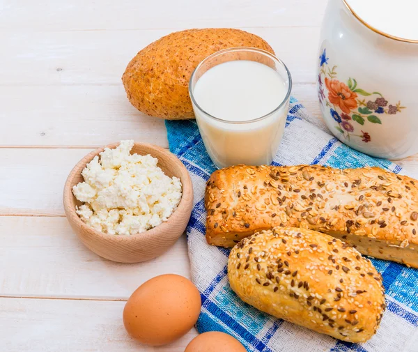 Frukost med ost, mjölk, bröd och ägg — Stockfoto