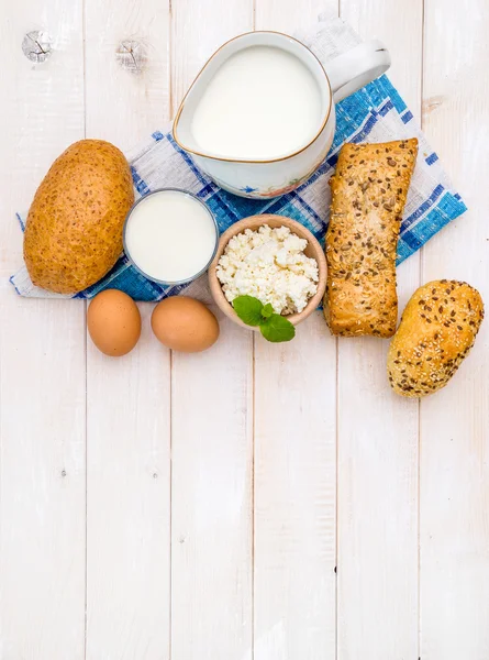 Desayuno con queso, leche, pan y huevos —  Fotos de Stock