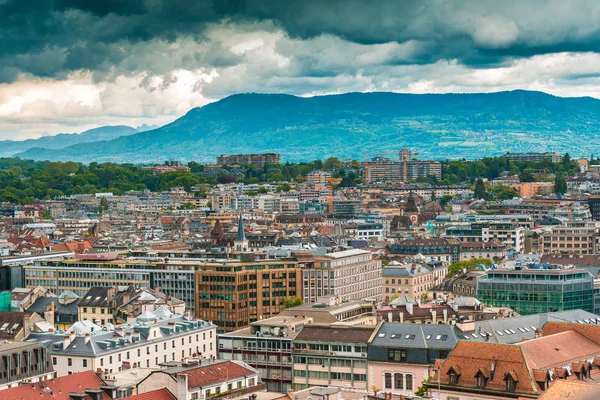 Вид на Старый город Женевы — стоковое фото