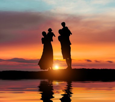 Genç aile denizin üzerinden