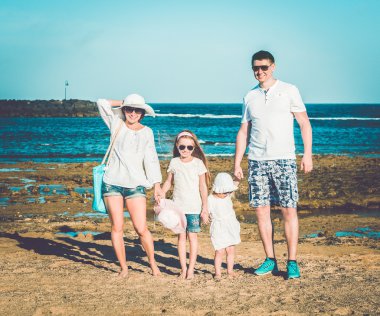 Kumsalda genç bir aile