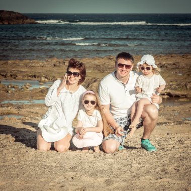 Kumsalda genç bir aile