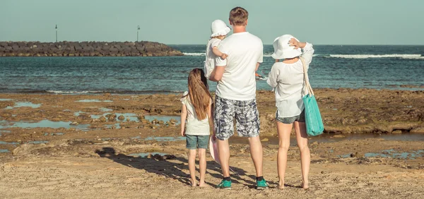 Junge Familie am Strand — Stockfoto