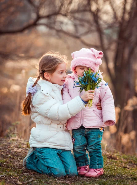 Sisters with   bouquet of flowers — Stock Photo, Image