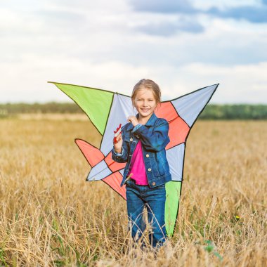 Güzel küçük kız uçurtma ile