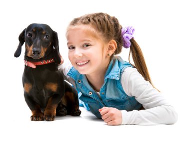 Dachshund ile küçük kız