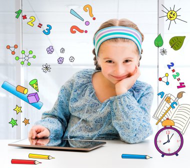 Küçük kız ve onun tablet