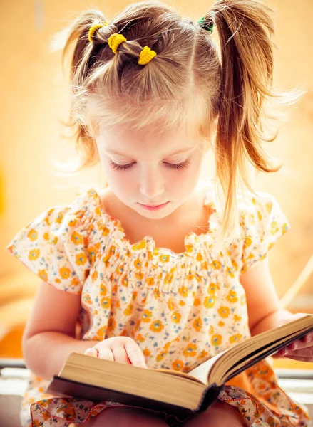 Mała dziewczynka czytanie książki — Zdjęcie stockowe