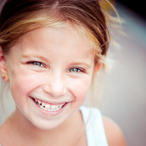 Feliz bonito liitle menina — Fotografia de Stock