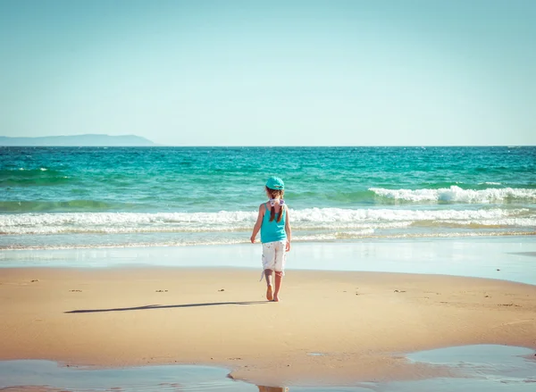 Dziewczynka na wybrzeżu — Zdjęcie stockowe