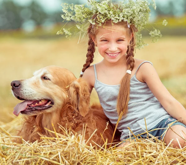 Köpek ile mutlu küçük kız — Stok fotoğraf