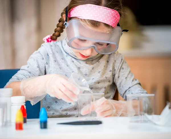 Meisje met kolven voor de Scheikunde — Stockfoto