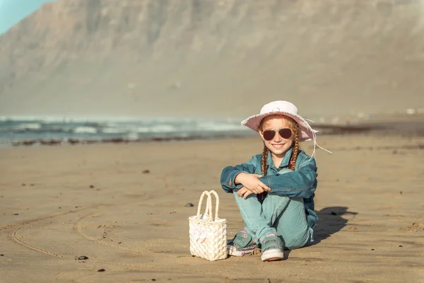 Petite fille sur la plage — Photo