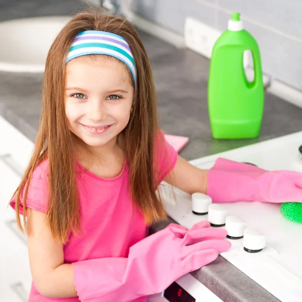 Mädchen machen Reinigung in der Küche — Stockfoto
