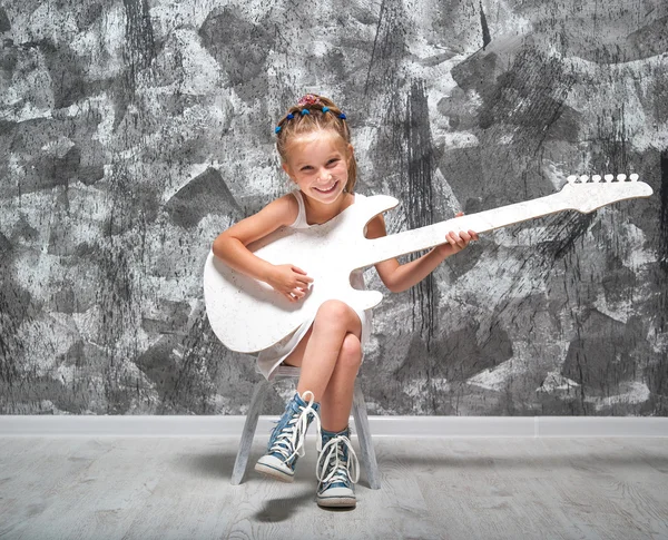 Petite fille avec son violoncelle — Photo