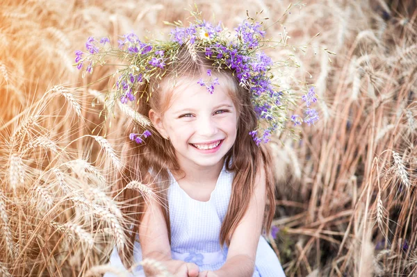 Liten flicka i området för vete — Stockfoto