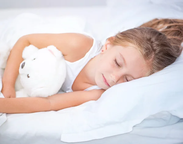 Niña en la cama — Foto de Stock