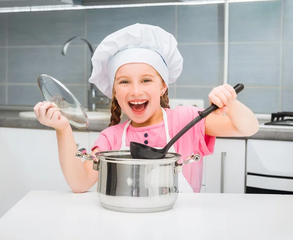 Malá holčička připravuje polévka — Stock fotografie