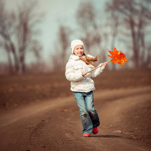 Маленькая девочка держит мельницу — стоковое фото
