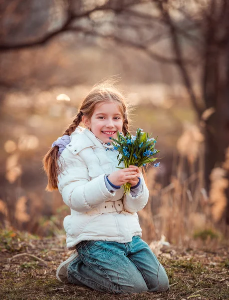 Menina com snowdrops — Fotografia de Stock