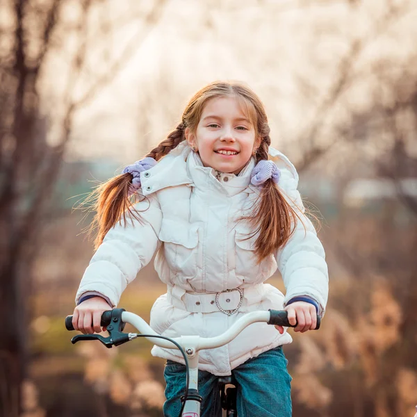 Ragazzina in bicicletta — Foto Stock