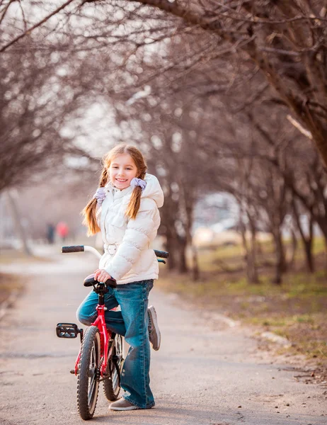 Ragazzina in bicicletta — Foto Stock