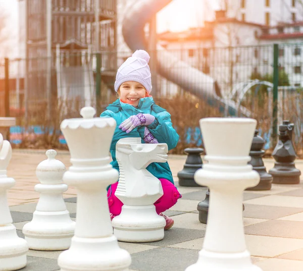 Dívka si hraje strategickou — Stock fotografie