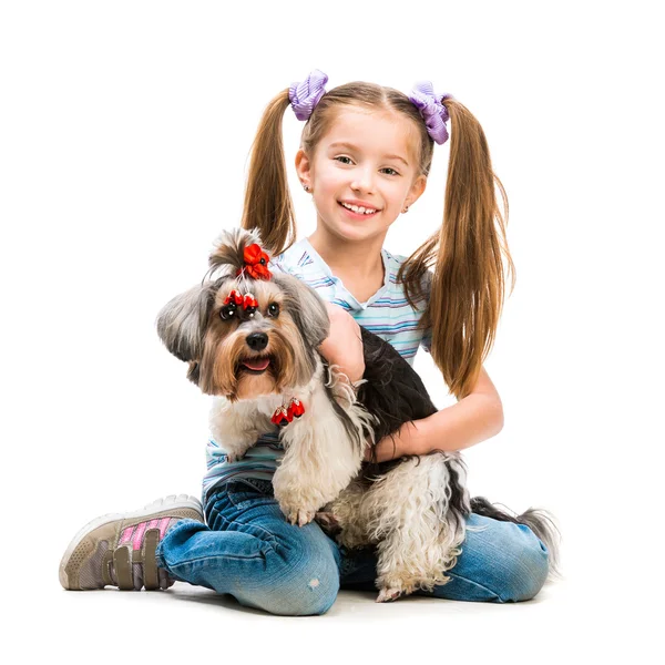 Petite fille avec yorkshire terrier — Photo
