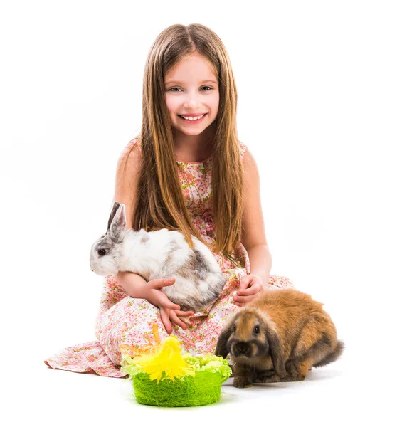 Meisje met haar konijnen — Stockfoto