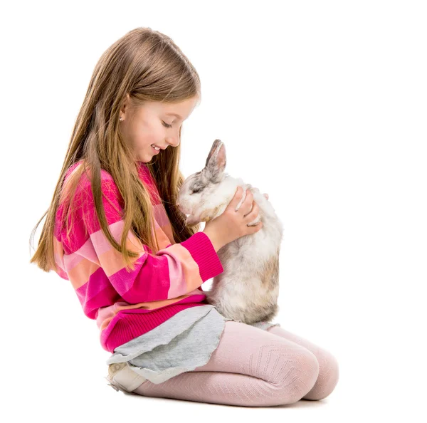 Leuk meisje met baby konijn — Stockfoto