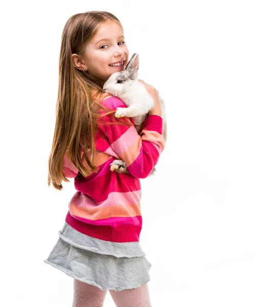 Leuk meisje met baby konijn — Stockfoto