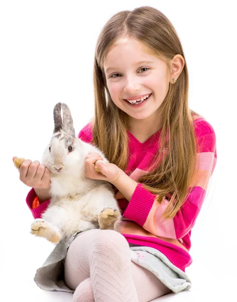 Menina bonito com bebê coelho — Fotografia de Stock