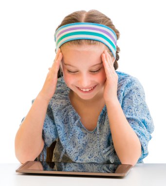 Küçük kız ve tablet